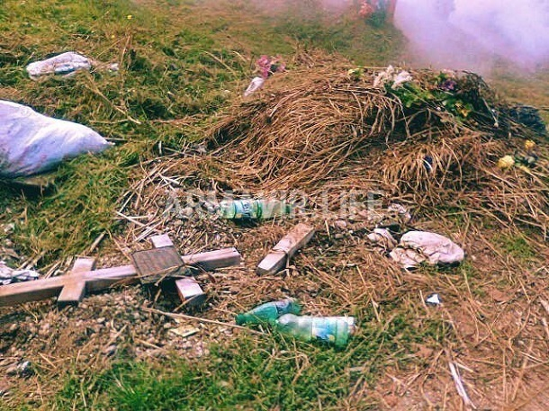 На армавирском кладбище недобросовестные люди свалили мусор на соседние могилы
