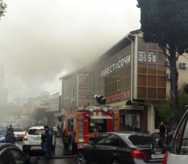 В Сочи вспыхнул пожар в торговом центре