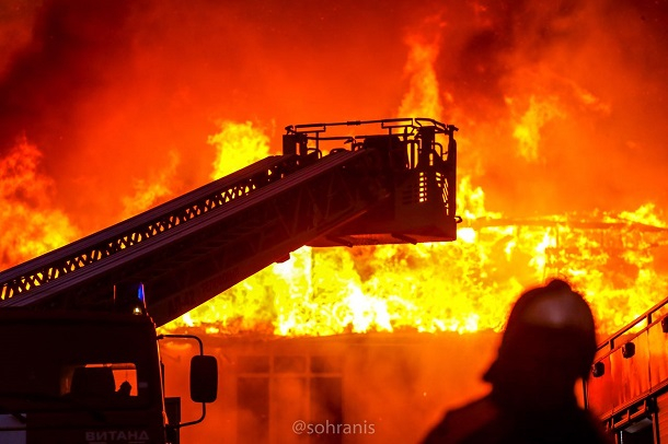 Онлайн трансляция: в центре Сочи горит пятиэтажка