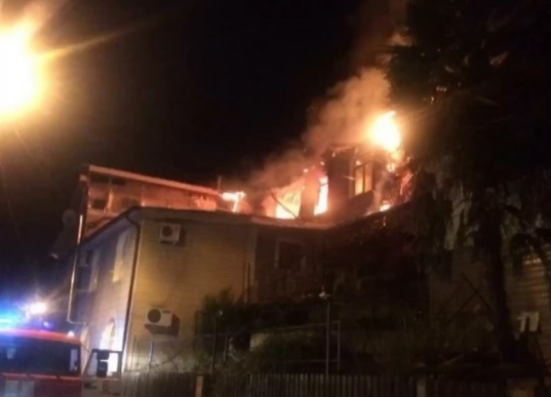 В Сочи пожар с двухэтажного дома перекинулся на соседнее здание