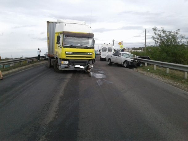Иномарка влетела в грузовик в Крымском районе
