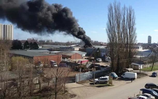 Крупный пожар произошел на складе в Краснодаре