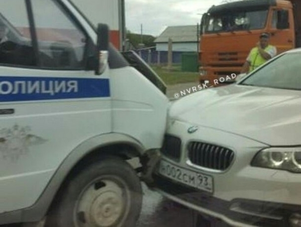 Объезжая пробку в Новороссийске BMW врезался в полицейских