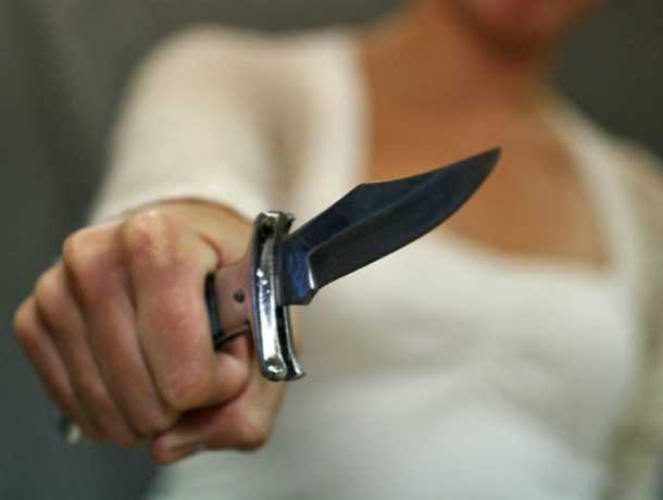 Окровавленный кубанец убежал от экс-супруги после ударов ножом