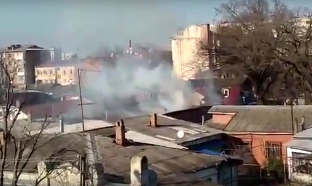 Пожарные долго не могли подъехать к горящему в центре Краснодара дому