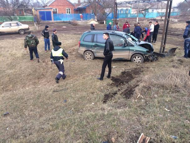 В сильной аварии с опрокидыванием в Щербиновском районе пострадал ребенок