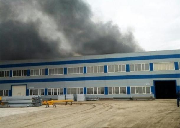 «Горит цех с цинком»: на Кубани произошел пожар на частном заводе