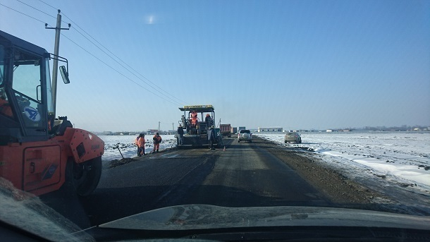 Краснодарские рабочие укладывали дорогу прямо на снег