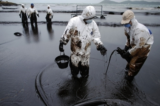 Экологическая угроза: из-за разлитого топлива сухогруз на Кубани может стать новым Exxon Valdez