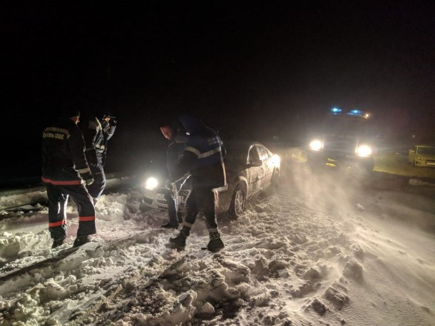 Непогода на Кубани: из снежного плена эвакуировали детей, застряло около 1000 машин