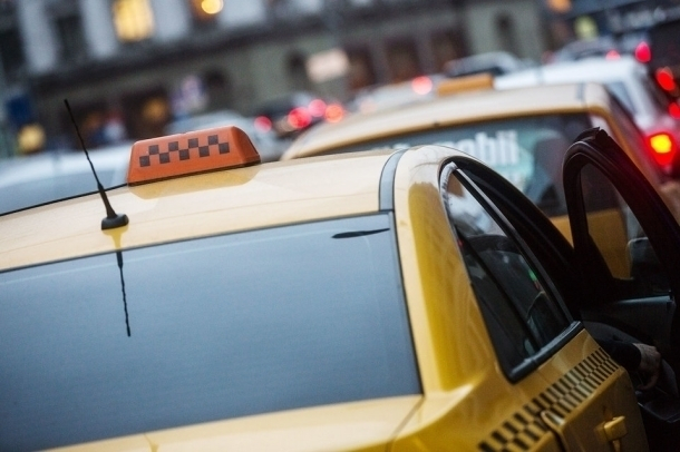 Таксист устроил истерику краснодарке из-за 100 рублей