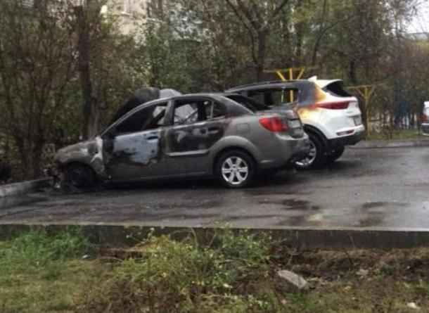 В Новороссийске сожгли ночью две машины