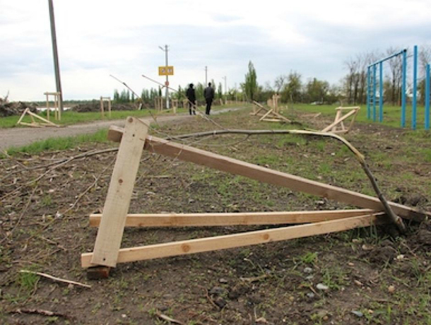 Вандалы разрушили «Аллею Любви» в Усть-Лабинске