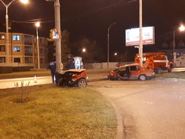 В Краснодаре ВАЗ врезался в столб: авто разорвало пополам, водитель погиб на месте