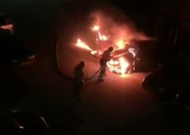 Два автомобиля сгорели во дворе жилого дома в Краснодаре
