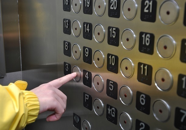 В Сочи мальчик и девочка 11 лет застряли в лифте