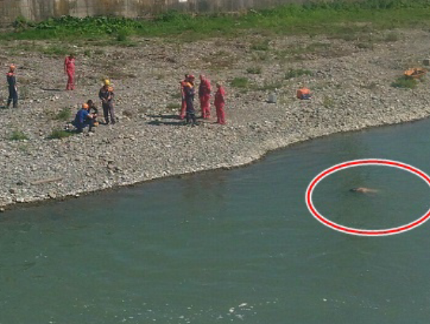 Труп мужчины нашли на берегу реки в Сочи