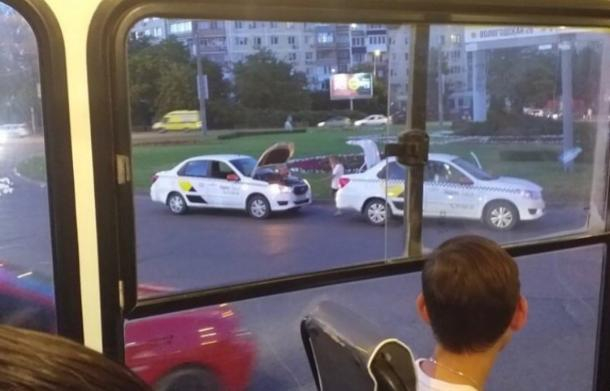 Два автомобиля «Яндекс.Такси» не поделили дорогу в Краснодаре