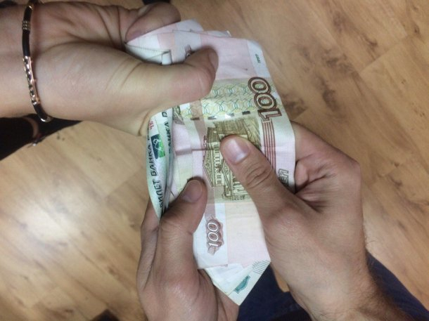 Полицейские в Крымском районе потребовали у девушки больше миллиона рублей взятки