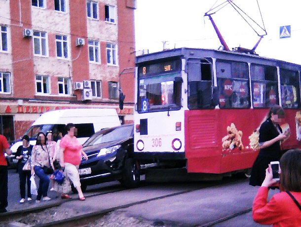 В Краснодаре заблокировано движение из-за ДТП: внедорожник врезался в трамвай
