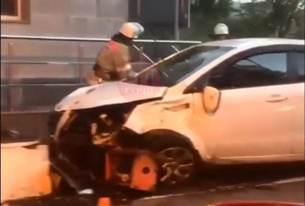 «Водитель уснул»: таксист врезался в отбойник в Сочи