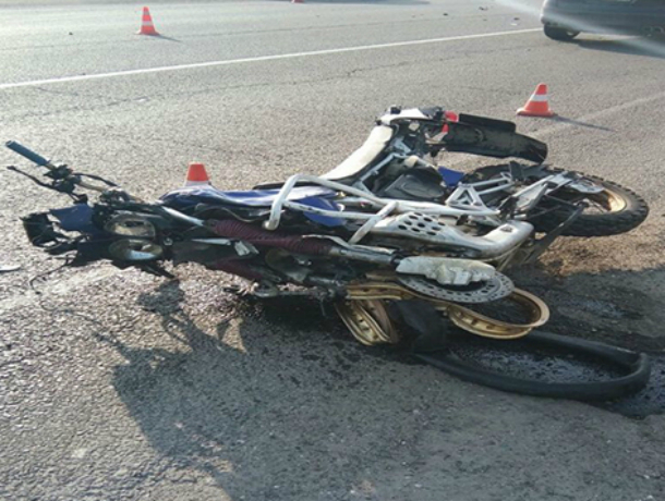 В Краснодаре водитель спортбайка на высокой скорости врезался в «Джип» и умер