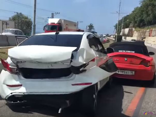 В Сочи массовую аварию с участием красного кабриолета и иномарок сняли на видео