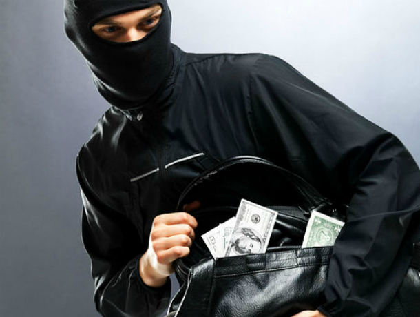 Кубанский грабитель в маске украл из магазина ящик с пожертвованиями