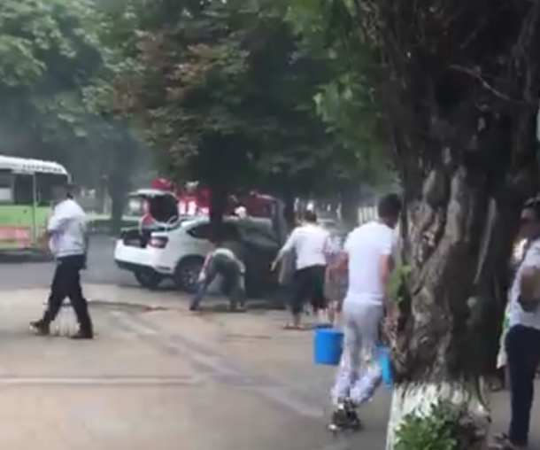 В центре Краснодара люди с ведрами тушили загоревшуюся иномарку