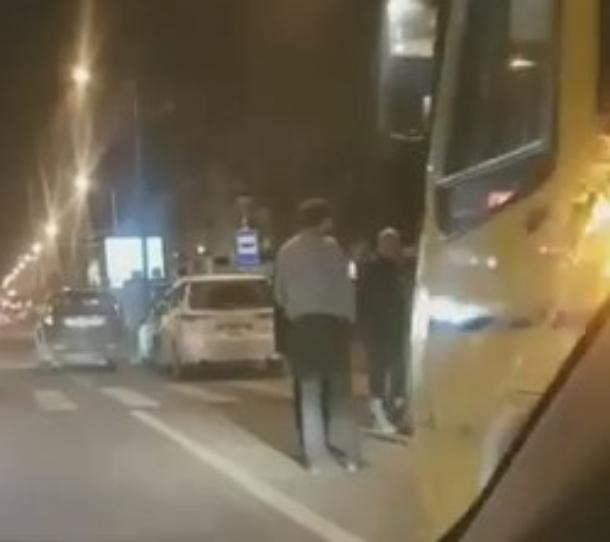 В Краснодаре пешеход не дошел до «зебры» и угодил под колеса маршрутки