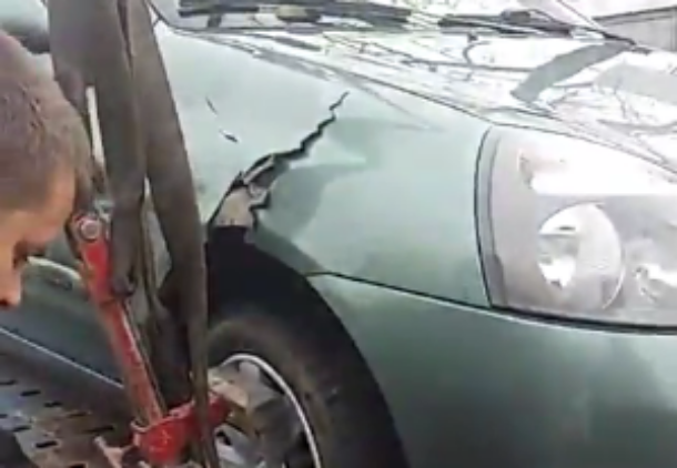 Эвакуатор на Кубани «порвал» машину во время погрузки