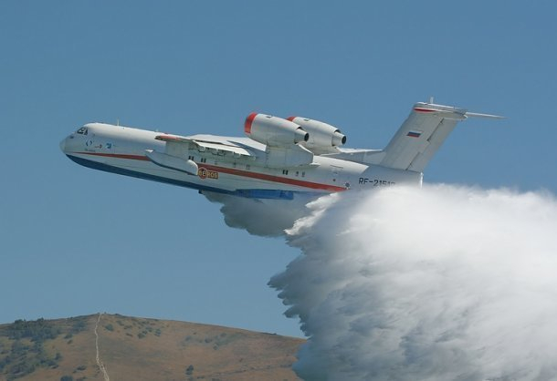 Вертолет и самолет кубанских МЧС полетели тушить крупный пожар в Крыму