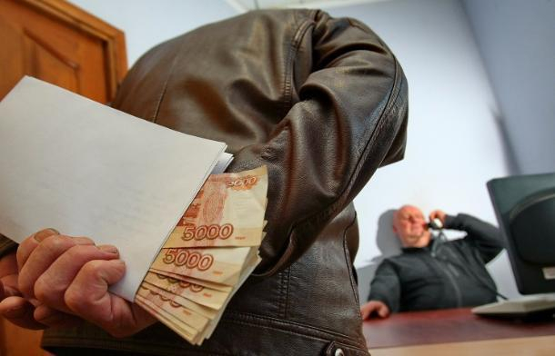 В Крымском районе двух бывших полицейских обвиняют в получении взятки