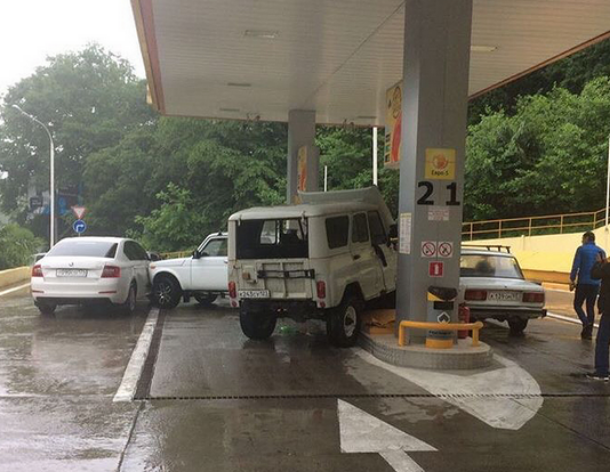 Водитель на УАЗике в Сочи протаранил «Ниву», а потом сбил бензоколонку