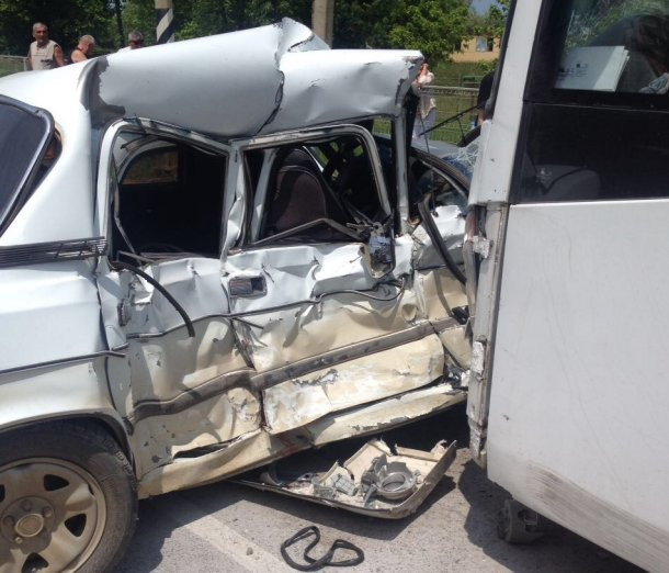 Пассажирский автобус протаранил легковушку в Абинском районе
