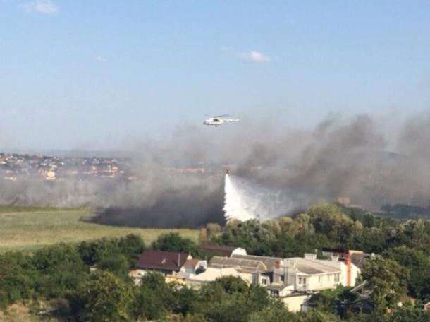 Пожар под Анапой тушат с вертолета, готовится самолет
