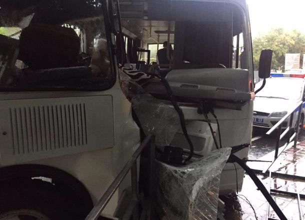 Появились фотографии с места столкновения двух пассажирских автобусов