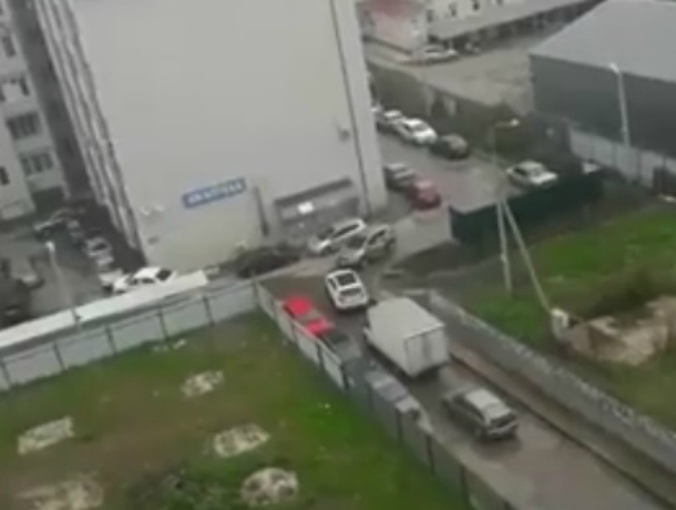 В Краснодаре автомобилисты устроили скандал из-за нежелания уступать дорогу