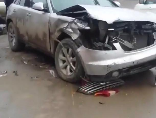 Двухдневная «Инфинити» устроила ДТП с тремя автомобилями в Краснодаре