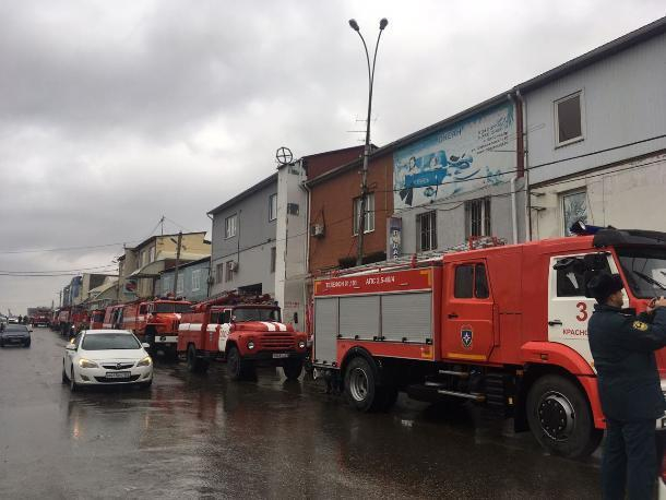 В Краснодаре загорелся Вишняковский рынок: эвакуировали 18 человек