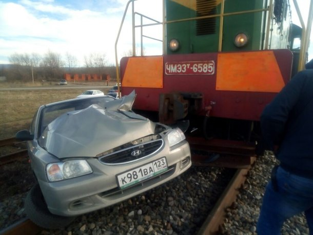 Локомотив на Кубани протаранил легковушку и протащил ее несколько метров по рельсам