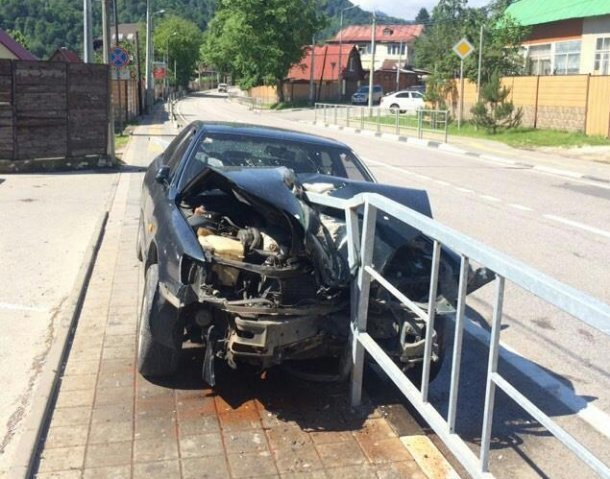 Сочинский водитель чудом выжил после столкновения с забором