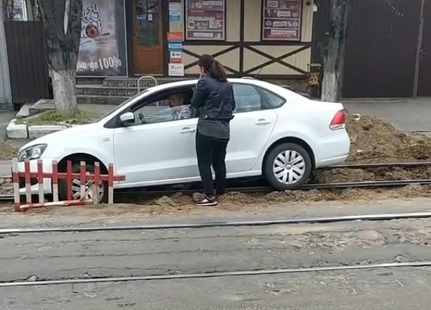Женщина провалилась на машине в трамвайные пути в Краснодаре
