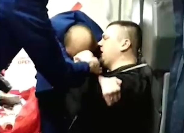 Опубликовано видео драки на самолете, севшем в Сочи