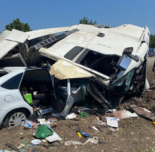 В Адыгее пострадали женщина и двое детей в ДТП с перевернувшимся грузовиком