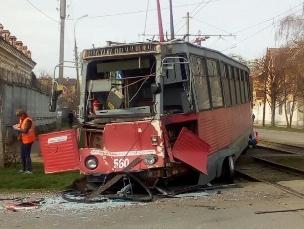 В полиции рассказали о жестком столкновении грузовика и трамвая в Краснодаре