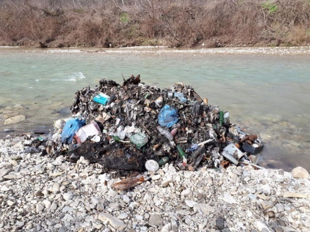 Уверенность в безнаказанности позволяет выбрасывать мусор на берег родственникам чиновников Краснодарского края