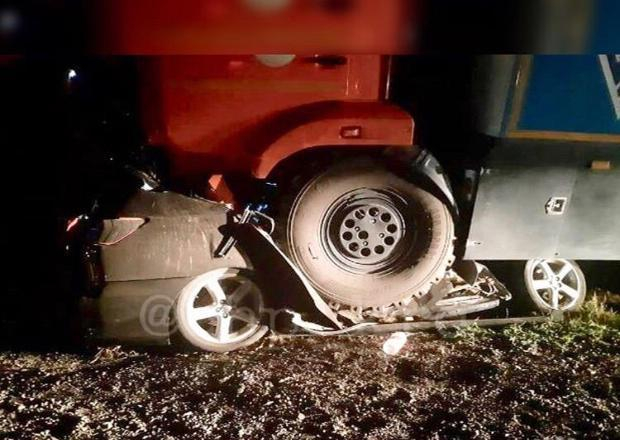 В жутком ДТП на Кубани КамАЗ раздавил водителя иномарки