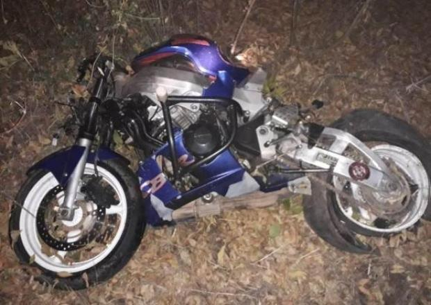Мотоциклист без шлема врезался в дерево и погиб в Тбилисском районе