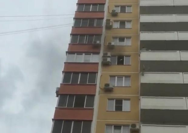В Краснодаре в многоэтажке вспыхнул пожар